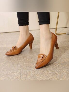 Mona Flying Classic Tan Leather Pointed-Toe Pumps - Women's
